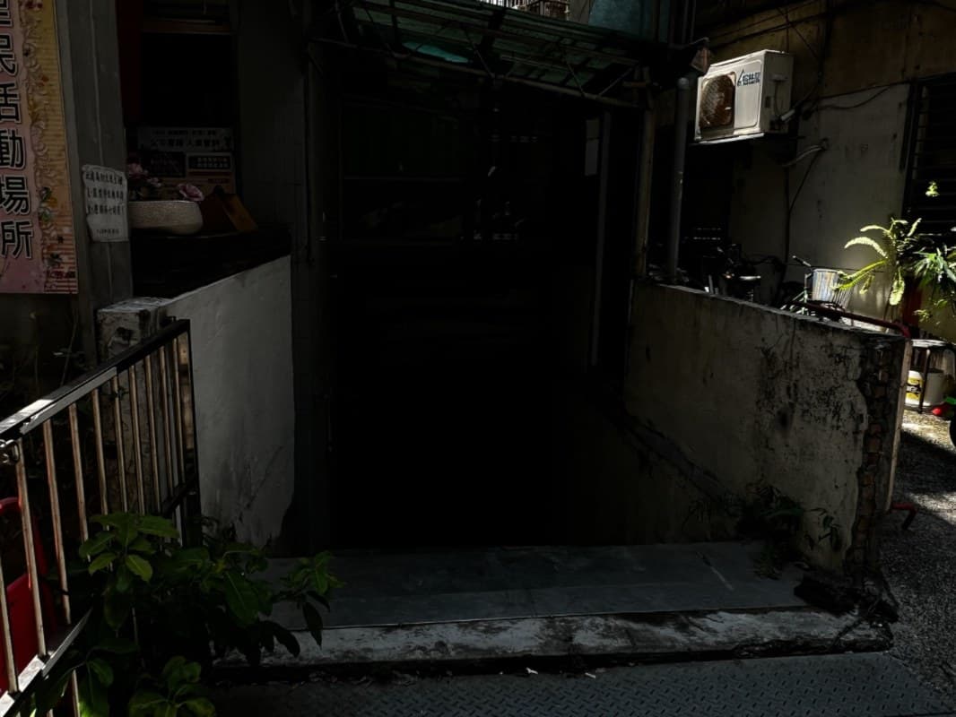 巷弄內通往地下室的入口,門內一片漆黑